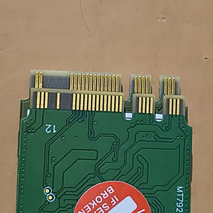 На фото нова карта лежить на старій.